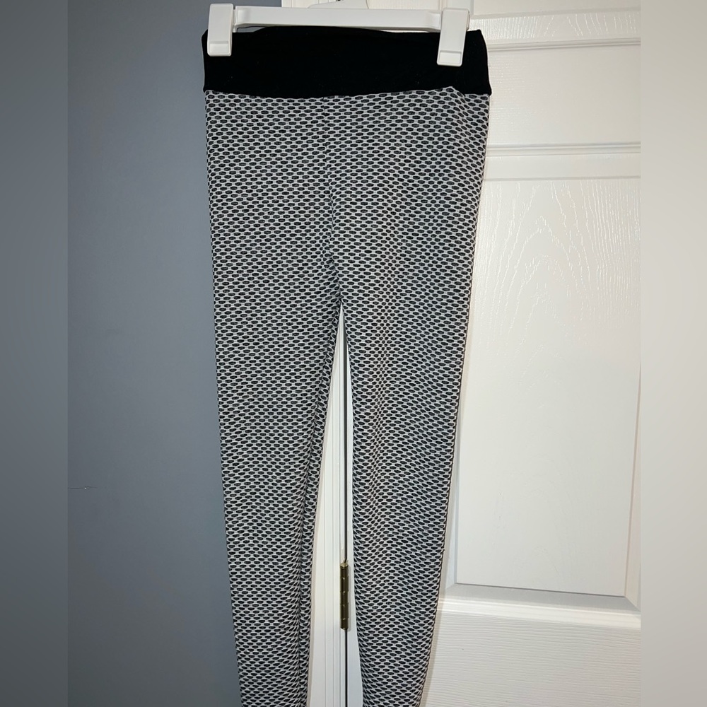 grey/white butt scrunch leggings